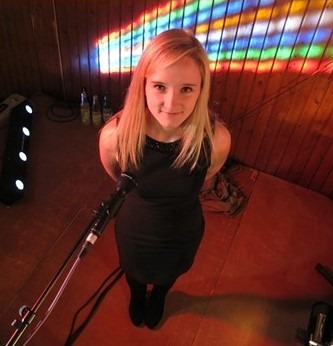 Laura Moritz am Mikrofon